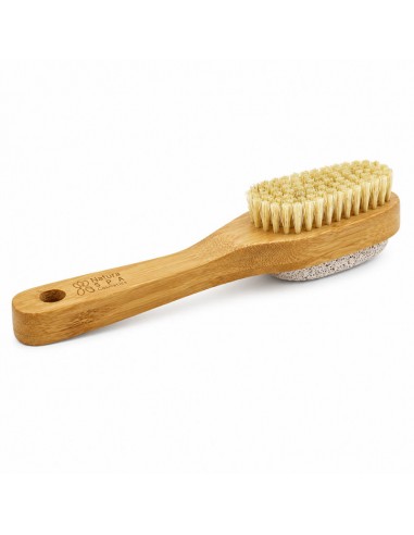 Cepillo para pies de doble cara con fibras de sisal, piedra pómez natural y mango de bambú FSC de NaturaSPA Cosmetics.