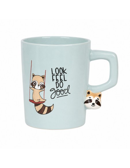 Taza Ollie de cerámica 300 ml Cha Cult con ilustración de mapache y detalle decorativo en relieve bajo el asa.